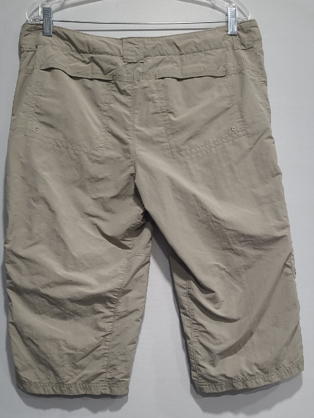 COLUMBIA Titanium Beige Cargo Capri Shorts Sz 14 OMNI DRY Zipper Pocket 36"waist - Picture 2 of 16